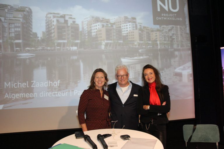 Bart Bakker met zijn ‘sidekicks’ Marie-Christine Veltkamp (links) en Benedikte Zijlstra (rechts) vooraf aan het Vastgoed-Debat