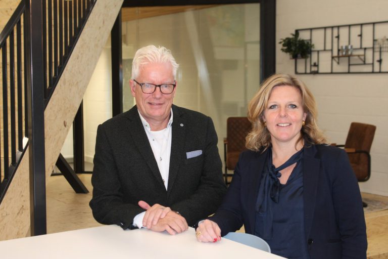 Samen met Charlotte van Thiel, rector van het Veur Lyceum, tijdens een presentatie op de school.